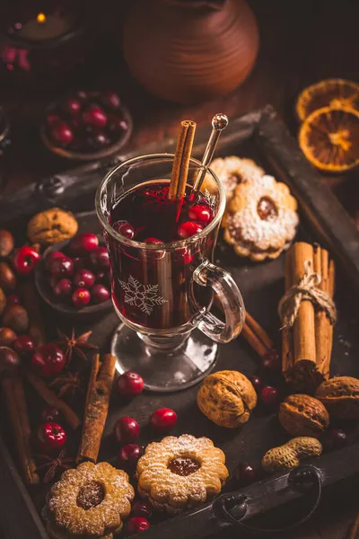 Πολτοποιημένο Κρασί Cranberry Και Μπαχαρικά Χριστουγεννιάτικα Μπισκότα Και Κεριά — Φωτογραφία Αρχείου