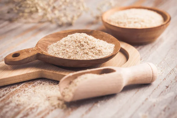 Ahşap Masadaki Ahşap Kasede Bir Yığın Psyllium Kabuğu Psilyum Kabuğu — Stok fotoğraf