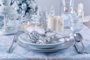 Karlı beyaz bir Noel masası ya da yeri