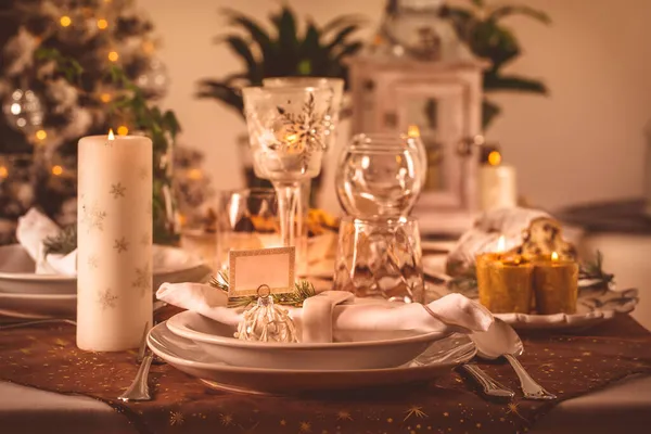 Şenlikli Bir Noel Masası Altın Tonda Bir Yer — Stok fotoğraf