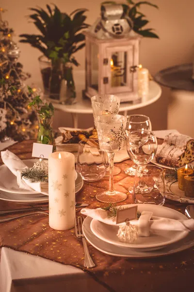 Feestelijke Kersttafel Plaats Instelling Gouden Toon — Stockfoto