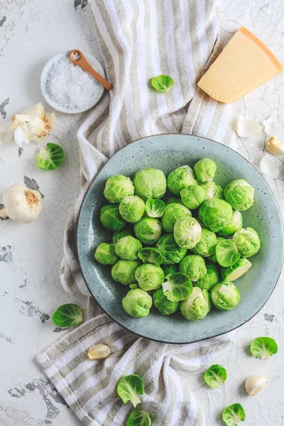 Rauwe Brusselse Spruiten Met Zout Parmezaanse Kaas Kom — Stockfoto