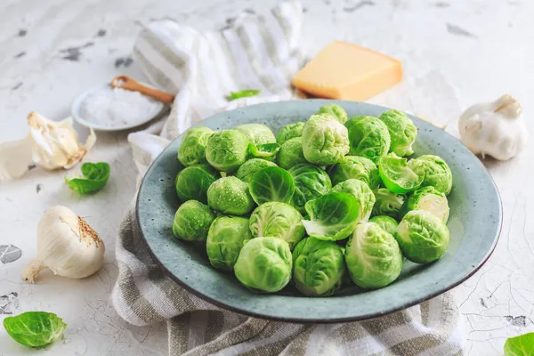 Rauwe Brusselse Spruiten Met Zout Parmezaanse Kaas Kom — Stockfoto