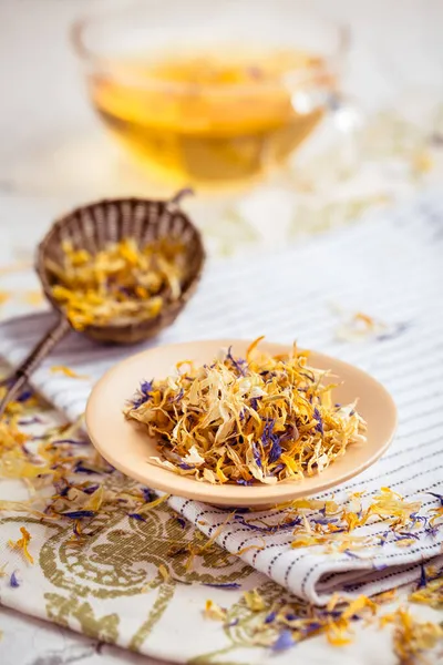 Kräutertee Mit Teebecher Und Teepulver — Stockfoto