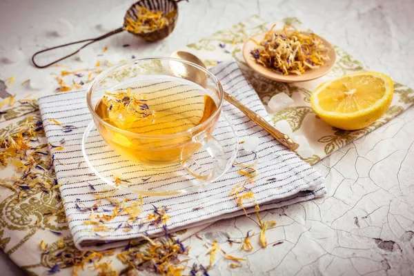 Secangkir Teh Herbal Dengan Lemon Daun Herbal Kering — Stok Foto