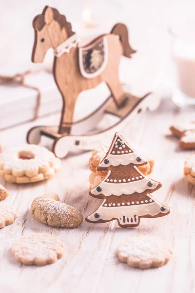 Hausgemachte Lebkuchen Und Plätzchen Mit Weihnachtskugeln Und Weihnachtsschmuck — Stockfoto