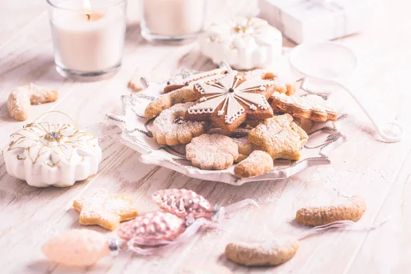 Hausgemachte Lebkuchen Und Plätzchen Mit Weihnachtskugeln Und Weihnachtsschmuck — Stockfoto