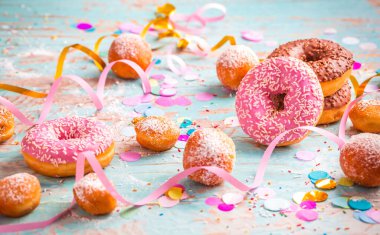 Krapfen, Berliner ve flama ve konfetiyle donut. Renkli karnaval, doğum günü ve büyüleyici görüntü