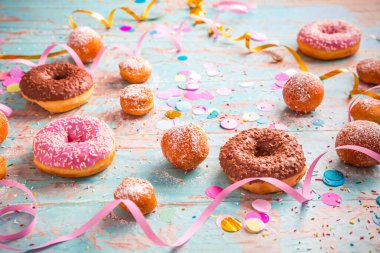 Krapfen, Berliner ve flama ve konfetiyle donut. Renkli karnaval, doğum günü ve büyüleyici görüntü
