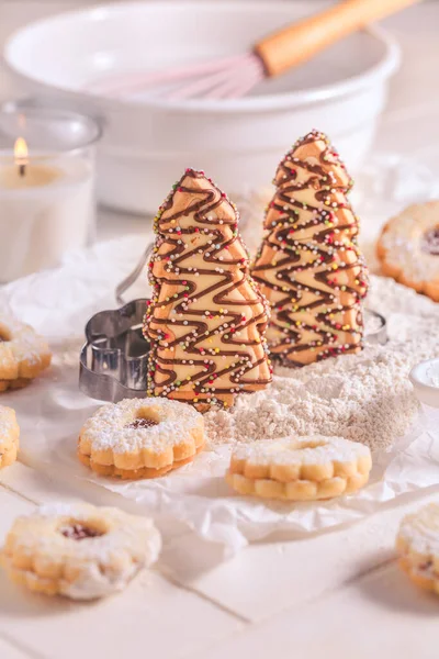 Julpepparkakor Och Kakor Med Bakning Ingredienser Vitt — Stockfoto