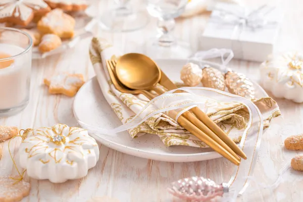 Ajuste Lugar Mesa Navidad Decorada Con Adornos Pan Jengibre Galletas — Foto de Stock