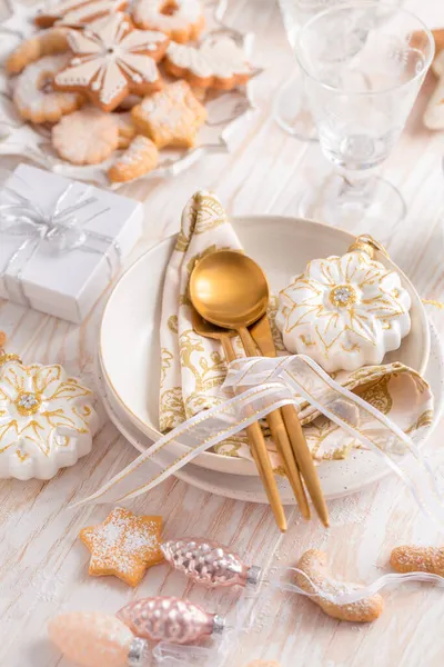 Tischdekoration Und Weihnachtstisch Mit Ornamenten Lebkuchen Und Plätzchen Weiß Und — Stockfoto