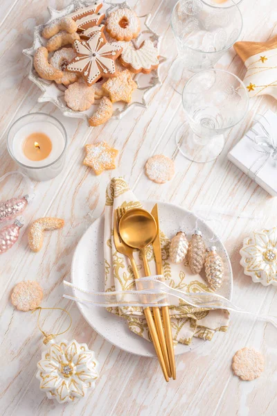 装飾品 ジンジャーブレッドと白と黄金のトーンでクッキーで飾られた場所の設定とクリスマステーブル — ストック写真