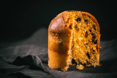 Panettone - geleneksel İtalyan Noel pastası ve çikolata parçaları