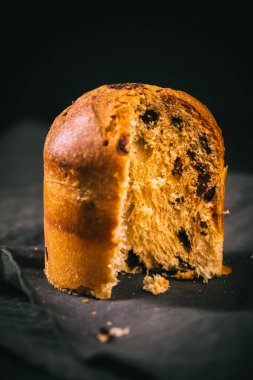 Panettone - geleneksel İtalyan Noel pastası ve çikolata parçaları