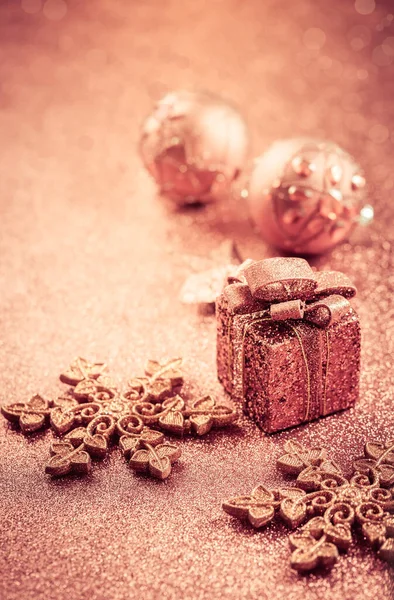 Χριστουγεννιάτικο Glitter Φόντο Στολίδια Και Παρόν Κουτί Αντίγραφο Χώρο — Φωτογραφία Αρχείου