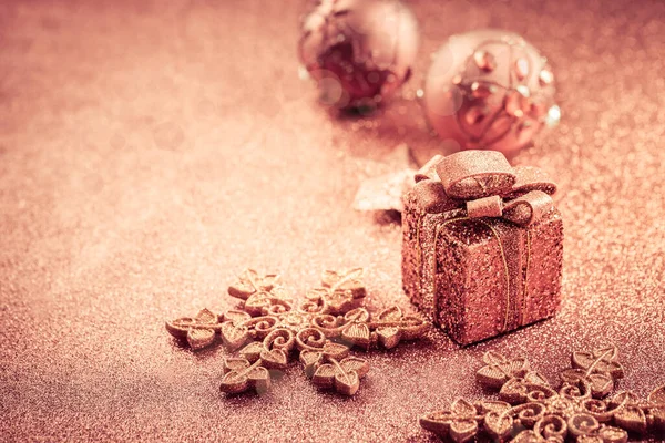 Kerst Glitter Achtergrond Met Ornamenten Presenteren Doos Met Kopieerruimte — Stockfoto