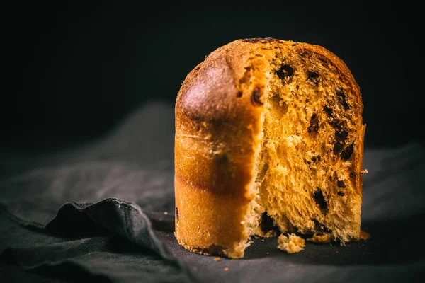 Panettone チョコレートチップと伝統的なイタリアのクリスマスケーキ — ストック写真