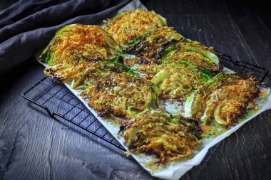 Fırında lahana, parmesan peyniri, bal ve baharat.