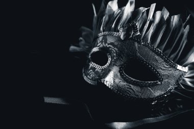 Siyah arkaplanda karnaval maskesi