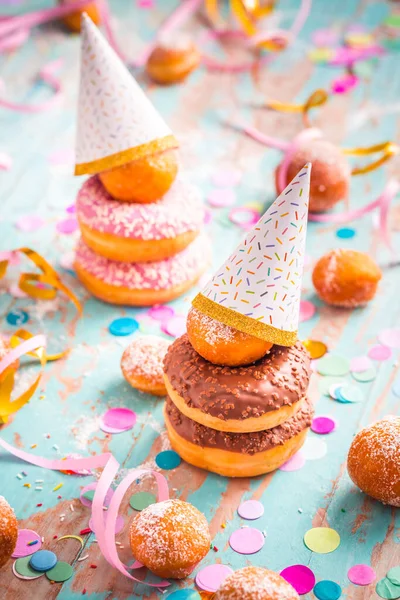 Krapfen Berlinois Beignets Avec Banderoles Confettis Carnaval Coloré Anniversaire Fasching — Photo