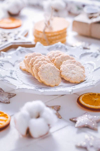 オレンジのスライスとクリスマスクッキー 白い背景の装飾品 — ストック写真