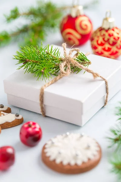 Weihnachtskomposition Weihnachtsgeschenk Tannenzweige Auf Weißem Holzgrund Mit Lebkuchen — Stockfoto