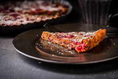 Noel için ev yapımı yabanmersini ve ahudududulu turta.