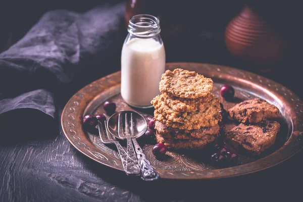 Hausgemachte Haferflockenkekse Preiselbeerkekse Und Eine Flasche Milch Auf Dem Holztisch — Stockfoto