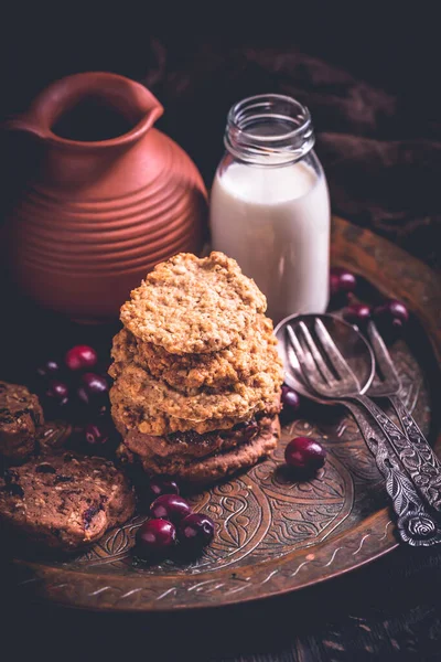 Σπιτικά Μπισκότα Βρώμης Μπισκότα Cranberry Και Μπουκάλι Γάλα Ξύλινο Τραπέζι — Φωτογραφία Αρχείου