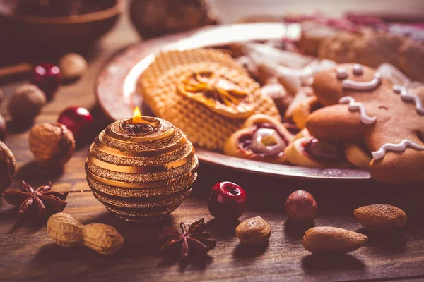 クリスマスクッキー ジンジャーブレッドマンとキャンドルや装飾品のナッツのバリエーション — ストック写真