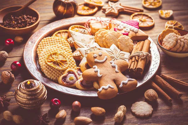 Różnorodność Świątecznych Ciasteczek Piernikowego Człowieka Orzechów Świecami Ozdobami — Zdjęcie stockowe