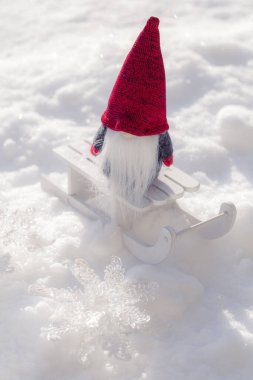 Kar manzaralı bir kızakta Noel şeytanı. Noel süslemesi.