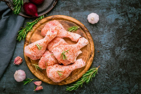 Rauwe Ongekookte Kip Poten Drumsticks Houten Bord Vlees Met Ingrediënten — Stockfoto