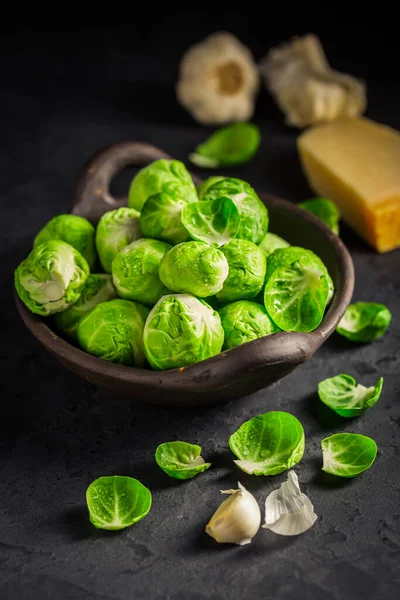 Mentah Brussel Tumbuh Dengan Garam Dan Keju Parmesan Dalam Mangkuk — Stok Foto