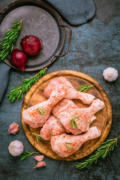 生生的鸡肉腿 鸡腿上木板 肉的烹饪食材 — 图库照片