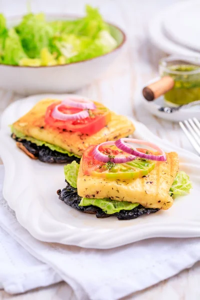 Portobello Cogumelo Aberto Sanduíche Hambúrguer Com Queijo Halloumi Grelhado Cebola — Fotografia de Stock