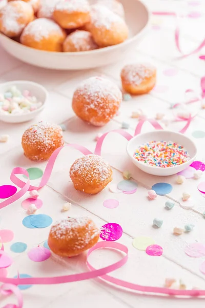 Krapfen Berliner Und Donuts Mit Luftschlangen Und Konfetti Buntes Faschings — Stockfoto