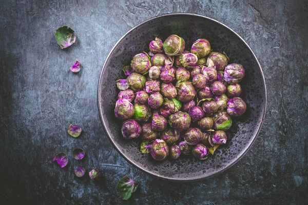 Organiczne Świeże Purpurowe Brukselki Misce — Zdjęcie stockowe