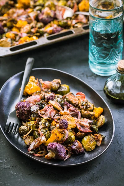 Sağlıklı Yiyecekler Mor Brüksel Lahanalı Fırında Sebzeler Brokoli Karnabahar Soğan — Stok fotoğraf