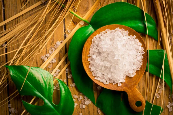 Spa Salt Green Leaf Wooden Table Healthy Relaxation Therapy Treatment — Stock Photo, Image
