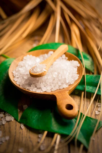 Wellness Salz Mit Grünem Blatt Auf Holztisch Gesunde Entspannung Therapie — Stockfoto