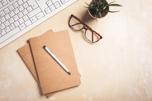 Moderner Schreibtisch Mit Laptop Notizblock Tablet Pflanze Brille Und Stift — Stockfoto