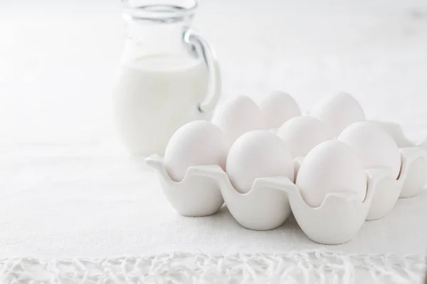 厨房白桌上的有机牛奶和新鲜鸡蛋 — 图库照片
