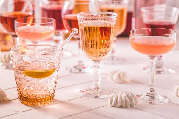 Auswahl Rosenwein Champagner Cocktails Mit Flaschen — Stockfoto