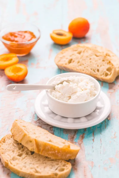 Cottage Fromage Ciabatta Fruits Frais Confiture Pour Petit Déjeuner — Photo