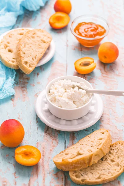 Färsk Ost Med Ciabatta Färsk Frukt Och Marmelad Till Frukost — Stockfoto