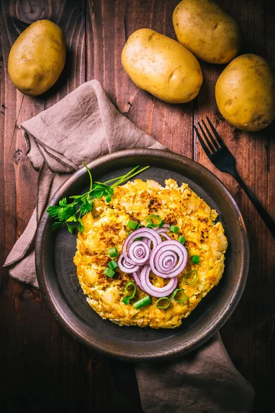 Tortilla Tortilla Española Con Patatas Cebollas Sobre Fondo Madera — Foto de Stock