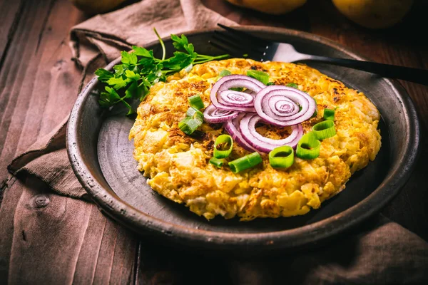 Tortilla Tortilla Española Con Patatas Cebollas Sobre Fondo Madera —  Fotos de Stock