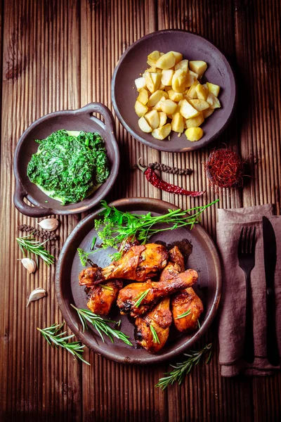 Bacchette Pollo Marinate Con Patate Forno Spinaci Sfondo Legno — Foto Stock